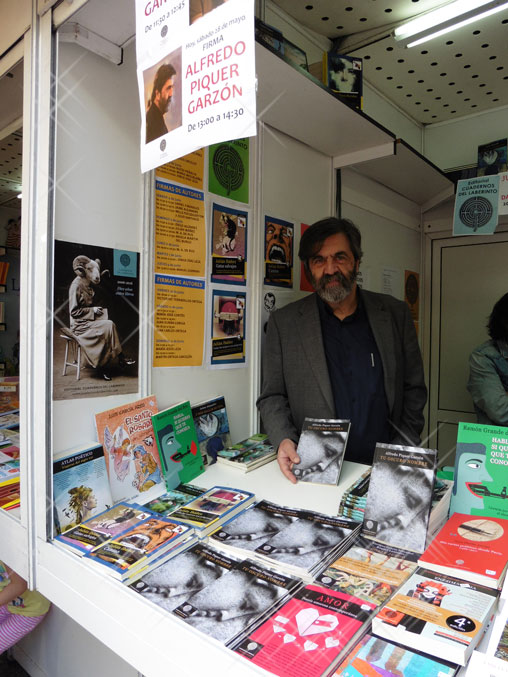 El poeta Alfredo Piquer Garzón firmando su obra en la Feria del Libro de Madrid. Junio 2016